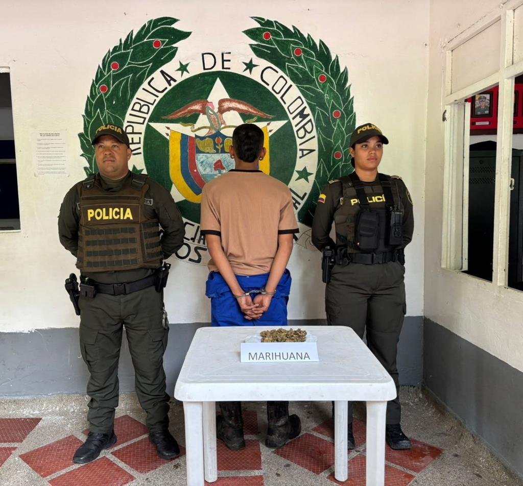 El hombre fue capturado en flagrancia con 241 gramos de marihuana en su poder. La Policía Nacional lo presentó ante las autoridades judiciales competentes.